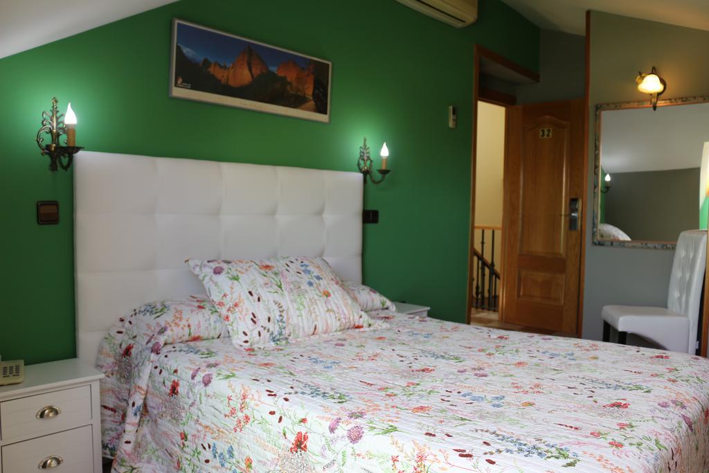 Hostal Don Jaime II Segovia Exterior photo