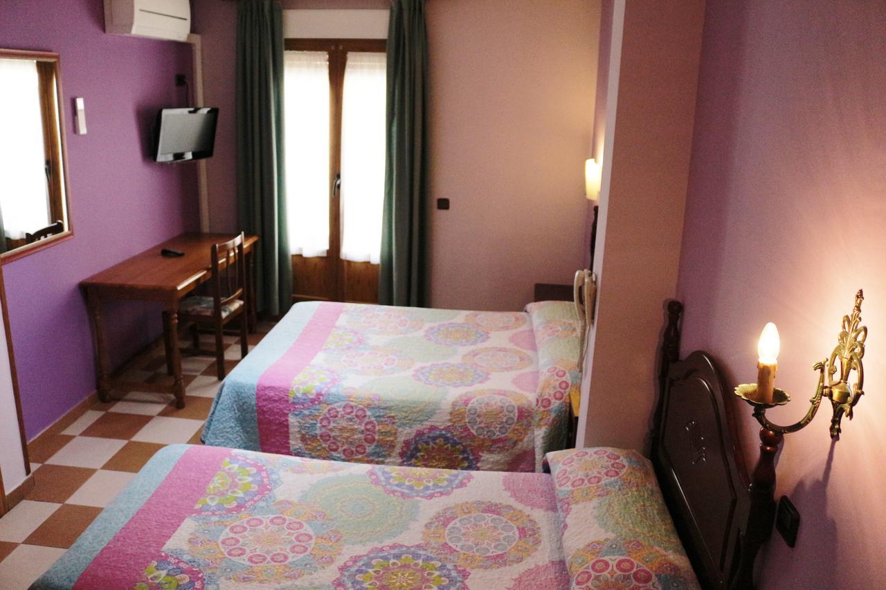 Hostal Don Jaime II Segovia Exterior photo